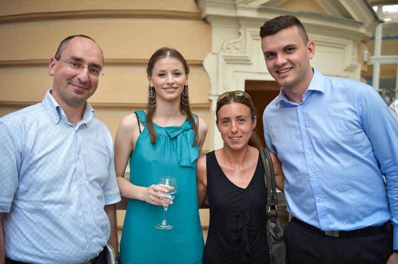 Po podelitvi Trimove nagrade: na fotografiji poleg Irmana Abdića (prvi z desne) še mentor doc. dr. Janez Žibert in dekanja UP FAMNIT doc. dr. Klavdija Kutnar (druga z desne)