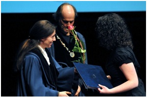 Rector of the University of Primorska, Prof. Dragan Marušič, PhD, and Dean of UP FAMNIT, Assist. Prof. Klavdija Kutnar, PhD, presenting the Srečko Kosovel Award to graduate Nastja Cepak.